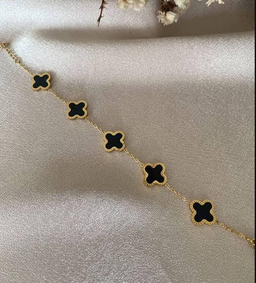 Clover Design Bracelet for Women – Elegant & Minimal Jewelry NOVAPIK