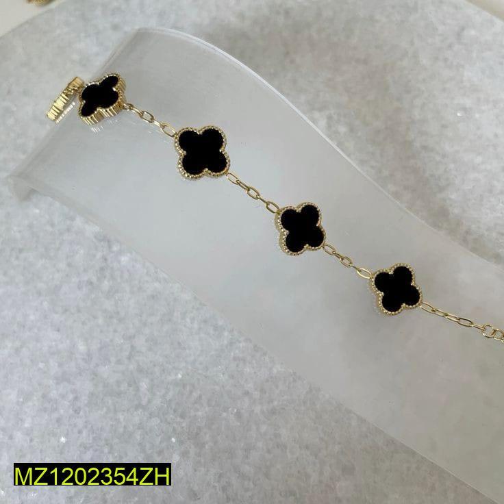 Clover Design Bracelet for Women – Elegant & Minimal Jewelry NOVAPIK