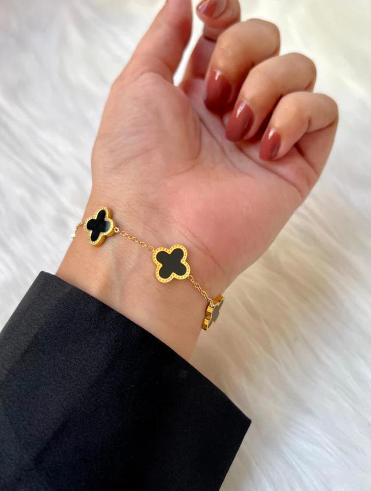 Clover Design Bracelet for Women – Elegant & Minimal Jewelry NOVAPIK