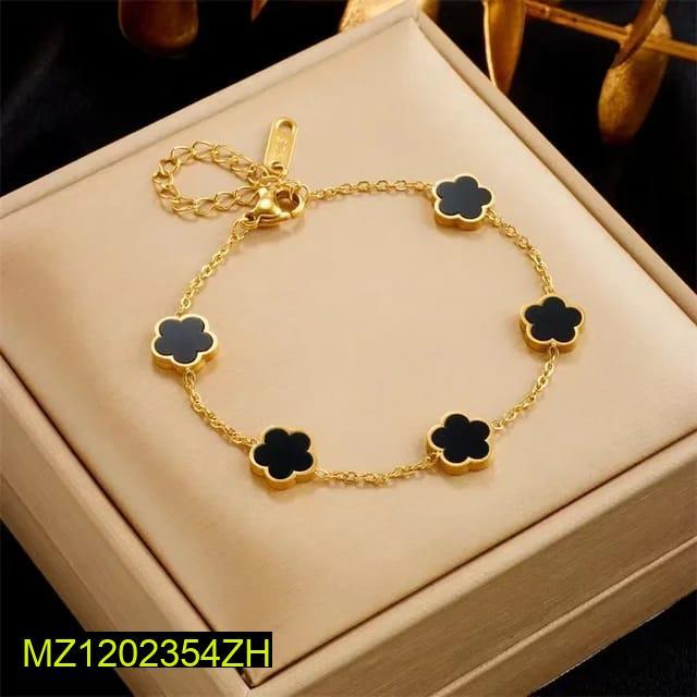 Clover Design Bracelet for Women – Elegant & Minimal Jewelry NOVAPIK